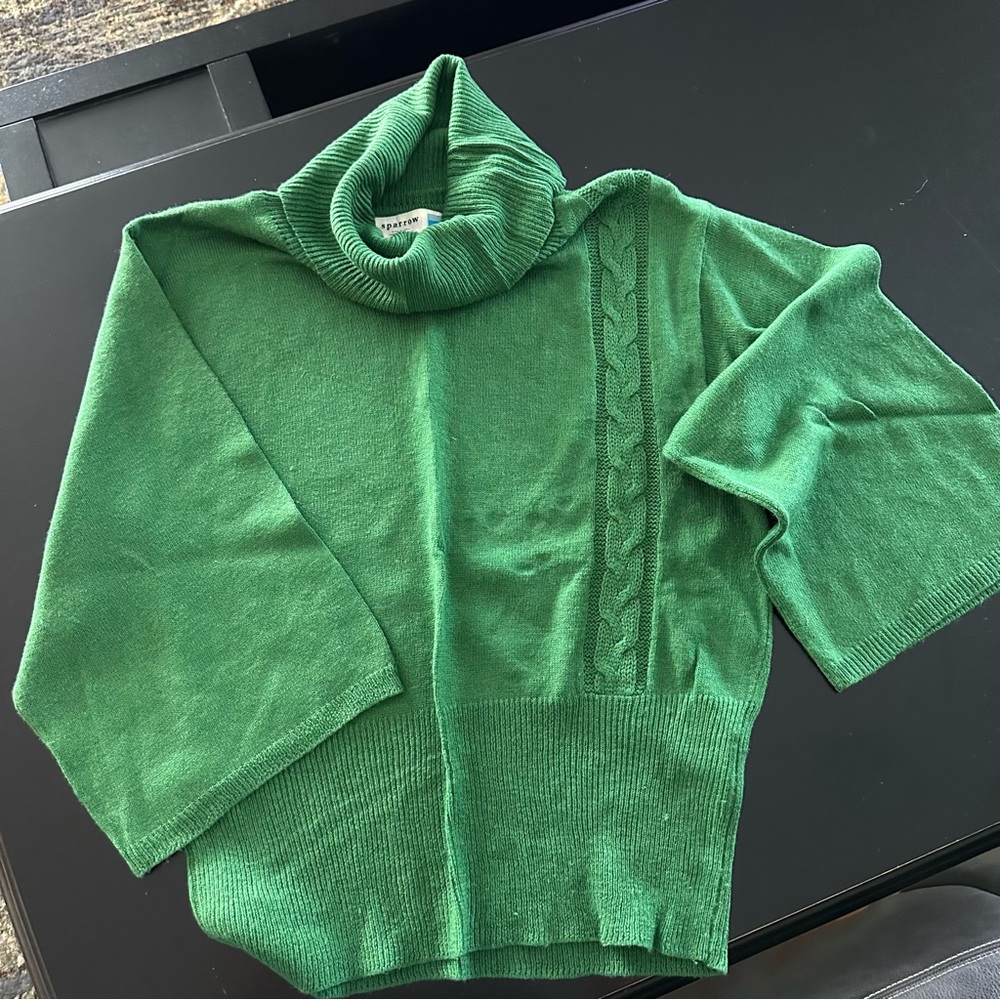 Beautiful Women’s Green Knit Sparrow Sweater size Medium